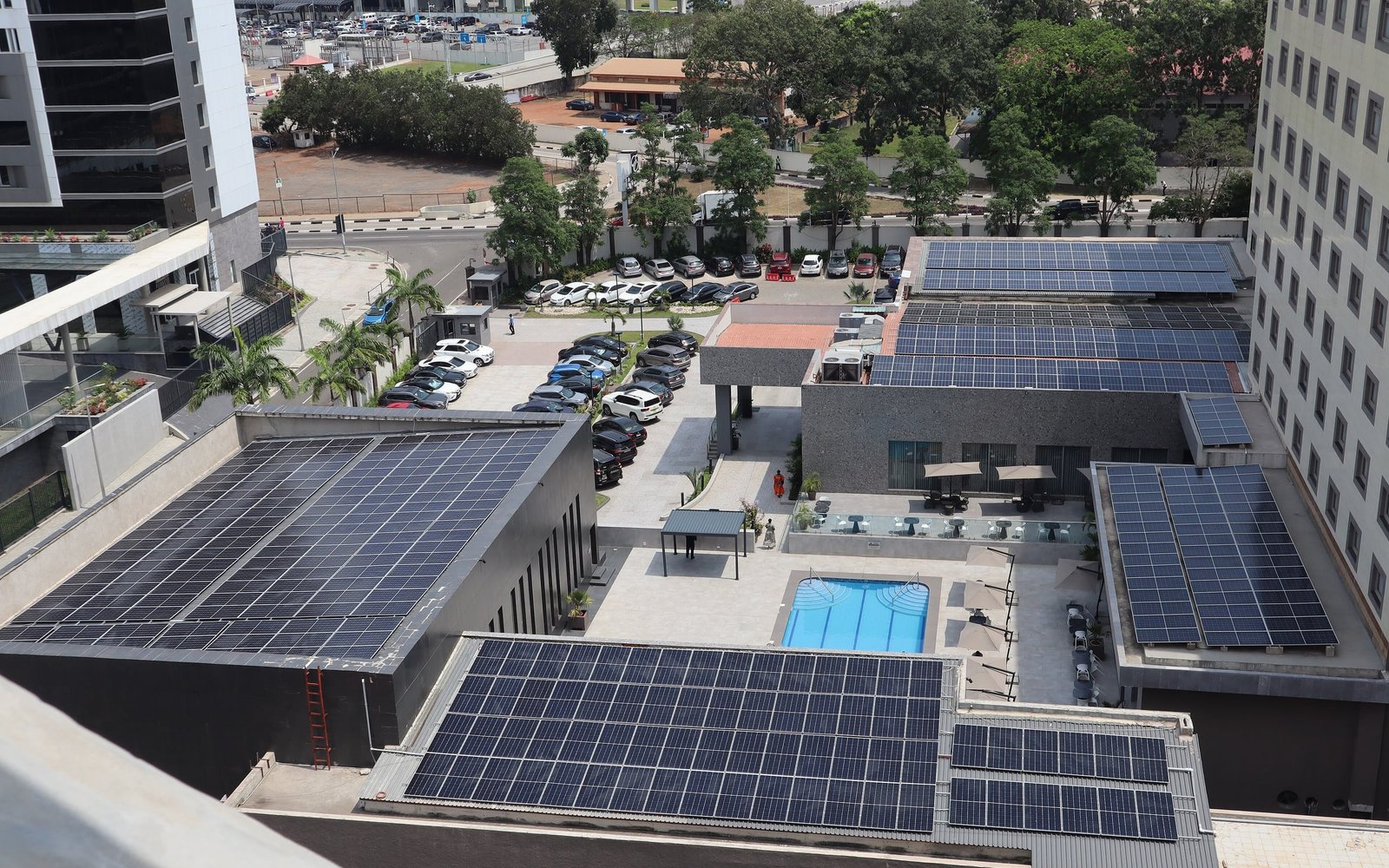 Vista aérea de cobertura com sistema fotovoltaico instalado
