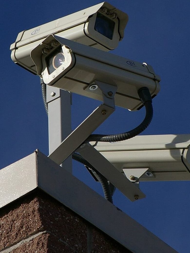 Câmeras de segurança instaladas na quina de uma edificação