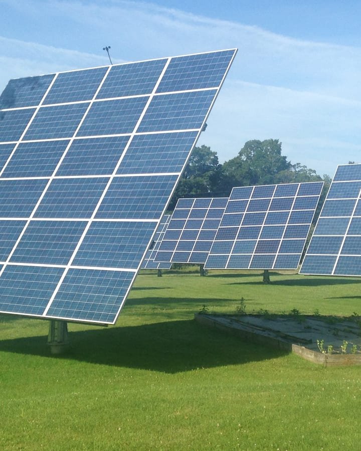 Módulos fotovoltaicos instalados em estrutura no solo
